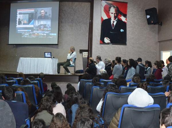 Necmi Asfuroğlu Anadolu Lisesi NASA´da Görevli DR.Umut YILDIZ´la görüşüyor